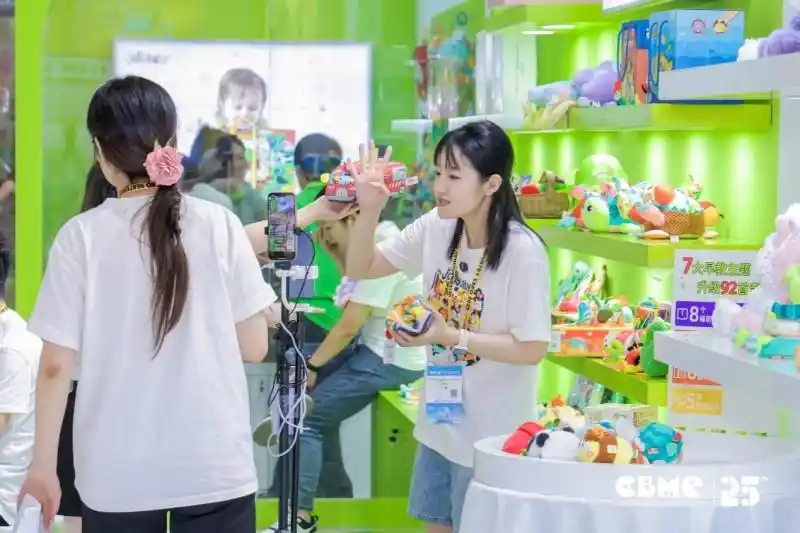 Jollybaby闪耀CBME 2025:7大新品全球首发,荣膺年度品牌跃升势能大奖!